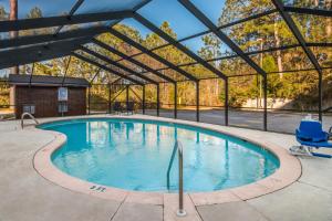 Πισίνα στο ή κοντά στο Red Roof Inn & Suites Pensacola East - Milton