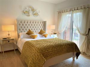 Giường trong phòng chung tại Villa Cascata, 3 bedroom, Pool, close to Olhos de Agua