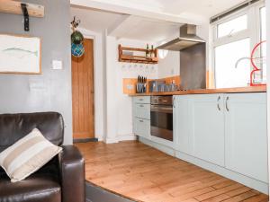 Dapur atau dapur kecil di The Moonbeach Cabin