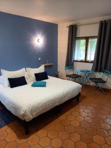 ein Schlafzimmer mit einem großen Bett mit einer blauen Wand in der Unterkunft chambres et gites d'étretat in Étretat