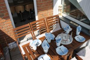 エッカーンフェルデにあるFoerde-Seasonsのバルコニーからテーブルと椅子を見渡せます。