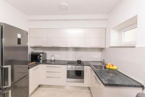 Kuchyňa alebo kuchynka v ubytovaní Apartments Tina