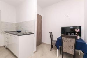 Kuchyňa alebo kuchynka v ubytovaní Apartments Tina