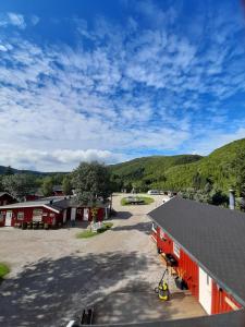 widok na stodołę z parkingiem w obiekcie Lofoten Camp w mieście Stamsund