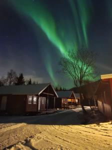 an image of the aurora in the sky over a building at Lofoten Camp in Stamsund