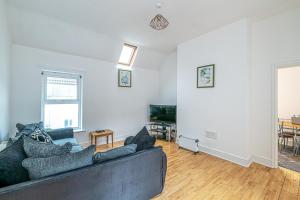 a living room with a couch and a tv at Two bedroom holiday apartment Colwyn Bay in Colwyn Bay