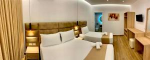 Pokój hotelowy z łóżkiem i krzesłem w obiekcie Vila Bello w mieście Ksamil