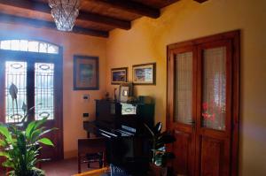 a living room with a piano and a door at B&B FETONTE in Crespino