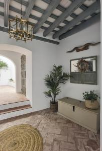 a living room with a chandelier and a table at Casa del Sacramento - CASITA CON ENCANTO in Medina Sidonia