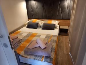 Postel nebo postele na pokoji v ubytování Mobile Home Agava 2
