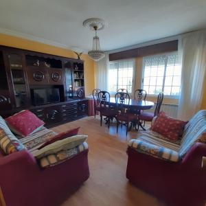 希奧的住宿－CRUCEIRO DE HIO，客厅配有两张沙发和一张桌子