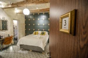 Rúm í herbergi á Senglea Suites