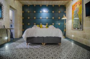 Rúm í herbergi á Senglea Suites