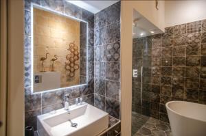 Baðherbergi á Senglea Suites