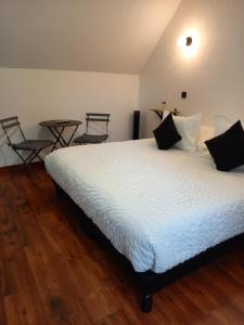 Ein Bett oder Betten in einem Zimmer der Unterkunft chambres et gites d'étretat