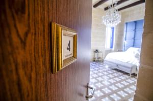 Rúm í herbergi á Senglea Suites