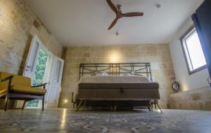 Rúm í herbergi á Senglea Suites