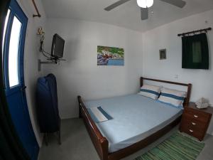 Säng eller sängar i ett rum på AGIAS PELAGIAS LITTLE BEACH HOUSE