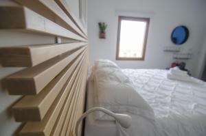 Rúm í herbergi á Senglea Suites