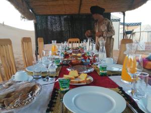 Restaurace v ubytování Luxury Camp desert Maroc Tours