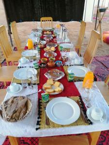 Restoran ili neka druga zalogajnica u objektu Luxury Camp desert Maroc Tours