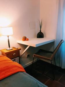 um quarto com uma secretária com uma cadeira e uma mesa em Alto de Sarmiento em Tandil