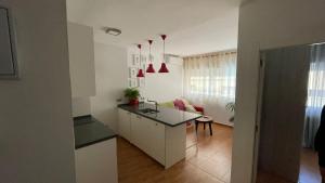 A kitchen or kitchenette at Malagueta Playa Azul Mediterraneo