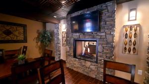 Restoran atau tempat lain untuk makan di Stonebrook Lodge Bryson City