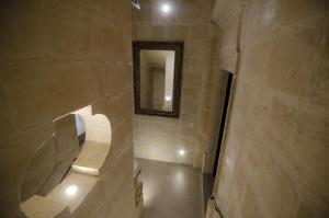 Baðherbergi á Senglea Suites