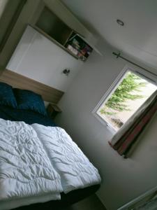 Postel nebo postele na pokoji v ubytování BJ Chalets - Robbengat 68 - Gezellige chalet op vakantiepark Lauwersoog! Vroege incheck!