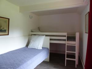 una camera con un letto e un letto a castello di La Calypso Maison 6 Personnes a Blangy-sur-Bresle