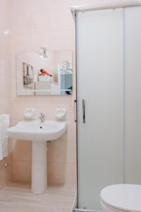 ein Bad mit einem Waschbecken und einer Glastür in der Unterkunft DONNA APOLLONIA home holiday in Monopoli