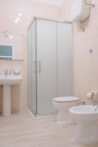 ein Bad mit einer Dusche, einem WC und einem Waschbecken in der Unterkunft DONNA APOLLONIA home holiday in Monopoli