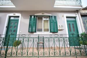 a house with green doors and a fence at Anna's House in Vlikhón