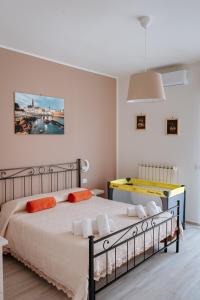 ein Schlafzimmer mit einem großen Bett mit orangefarbenen Kissen in der Unterkunft DONNA APOLLONIA home holiday in Monopoli