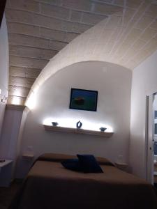 ein Schlafzimmer mit einem Bett in einem Zimmer mit einer Decke in der Unterkunft Case Vacanze Mio Sogno in Favignana