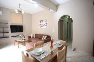 a living room with a table and a couch at Anna's House in Vlikhon