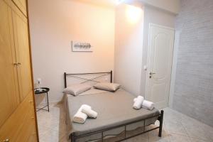 a small bedroom with a bed with towels on it at Anna's House in Vlikhón