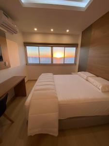 una camera con letto, scrivania e finestra di 25 homeApart a Encarnación