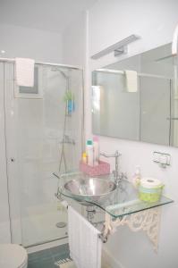 La salle de bains est pourvue d'un lavabo en verre et d'une douche. dans l'établissement Casa rural Aldea, à La Alameda de Cervera