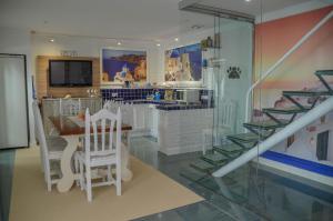 une cuisine avec un escalier en verre, une table et des chaises dans l'établissement Casa rural Aldea, à La Alameda de Cervera