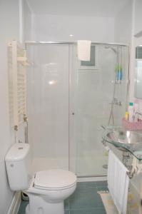 une salle de bains avec douche, toilettes et lavabo dans l'établissement Casa rural Aldea, à La Alameda de Cervera 31 autres photos