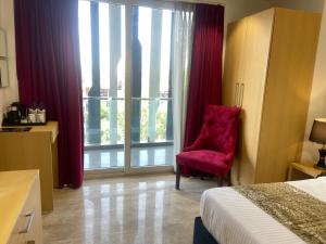 Postel nebo postele na pokoji v ubytování Hotel Malbork Inn Rajouri Garden Delhi - Couple Friendly Local IDs Accepted