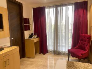 Kuchyň nebo kuchyňský kout v ubytování Hotel Malbork Inn Rajouri Garden Delhi - Couple Friendly Local IDs Accepted