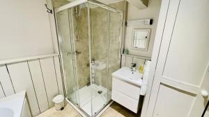 Koupelna v ubytování The Garden Cottage - Elevated position, wonderful views over Dartmouth, beautiful garden + 38 fotografií