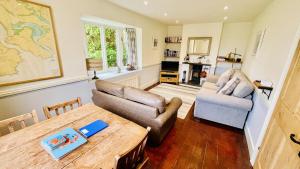 Kuchyň nebo kuchyňský kout v ubytování The Garden Cottage - Elevated position, wonderful views over Dartmouth, beautiful garden