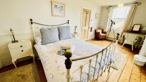 Posezení v ubytování The Garden Cottage - Elevated position, wonderful views over Dartmouth, beautiful garden