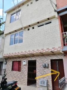 un edificio con una motocicleta estacionada frente a él en Piso 2-apartment near to Cali Airport en Palmira