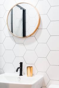 a bathroom with a mirror and a sink at The Plywood Flat, Modern Style In A Traditional Tenement in Edinburgh