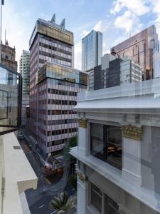 una vista de una ciudad con edificios altos en Bright CBD Studio -Near SkyTower - WiFi - Cityscape, en Auckland